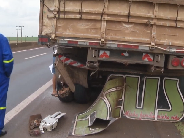 Motorista da carreta não se feriu (Foto: Reprodução/TV TEM)