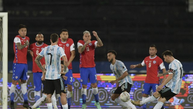 Messi bate falta para abrir placar em Argentina x Chile
