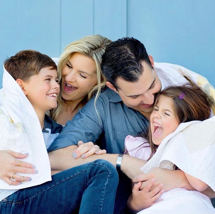 Melanie Ham com o marido, Robert, e os dois filhos (Foto: Reprodução / Instagram)