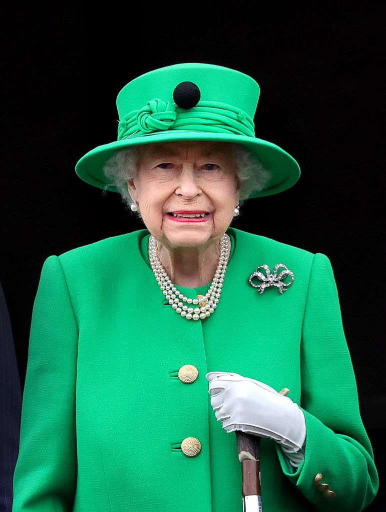 LONDON, ENGLAND - JUNE 05: Queen Elizabeth II waves from the balcony of Buckingham Palace during the Platinum Jubilee Pageant on June 05, 2022 in London, England. The Platinum Jubilee of Elizabeth II is being celebrated from June 2 to June 5, 2022, in the (Foto: Getty Images)