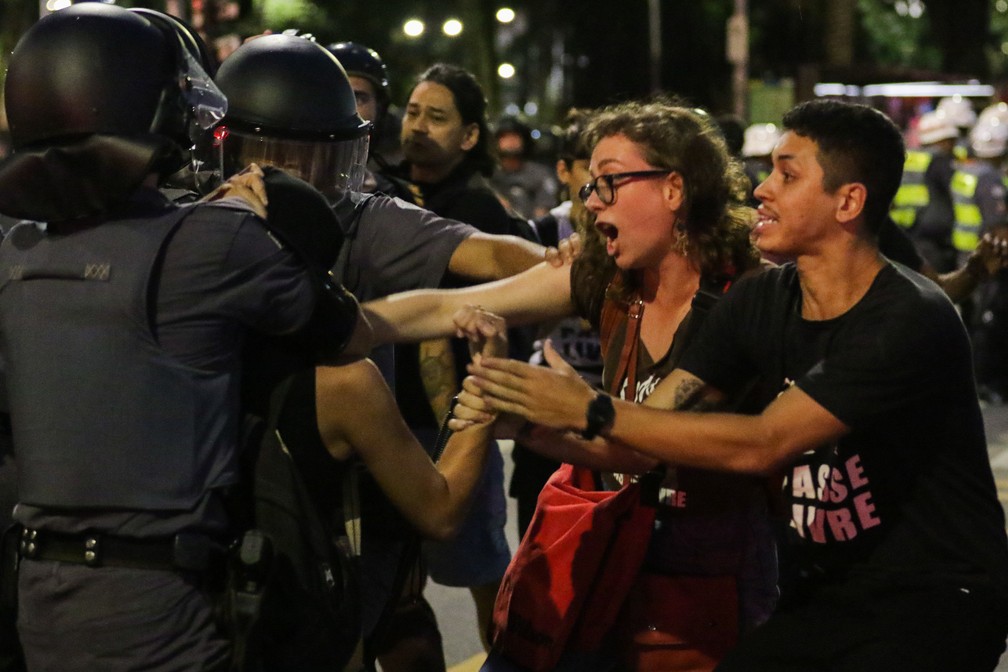 Manifestantes durante ato contra o aumento das passagens do transporte público em São Paulo — Foto: Paulo Guereta/Agência O Dia/Estadão Conteúdo