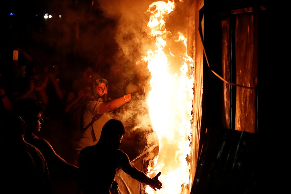 Incêndio durante protesto em Beirute, no Líbano, nesta terça-feira (11) — Foto: Thaier al-Sudani/Reuters
