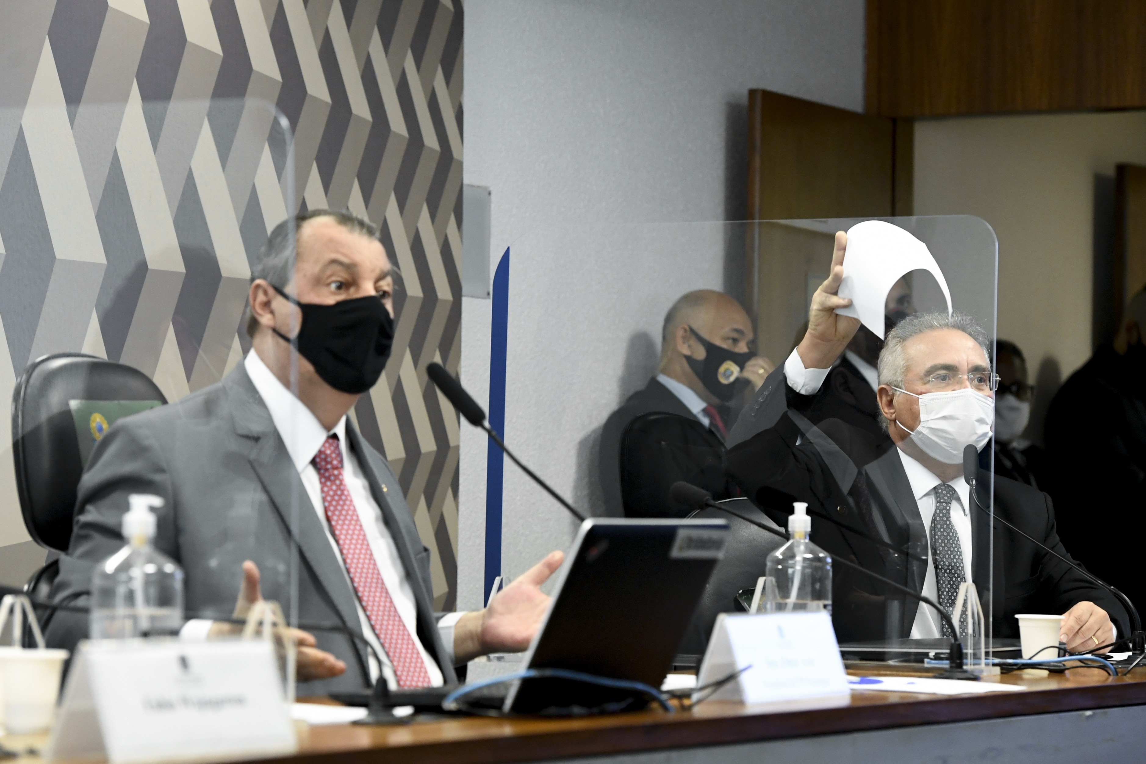 Os senadores Omar Aziz e Renan Calheiros na CPI da Covid