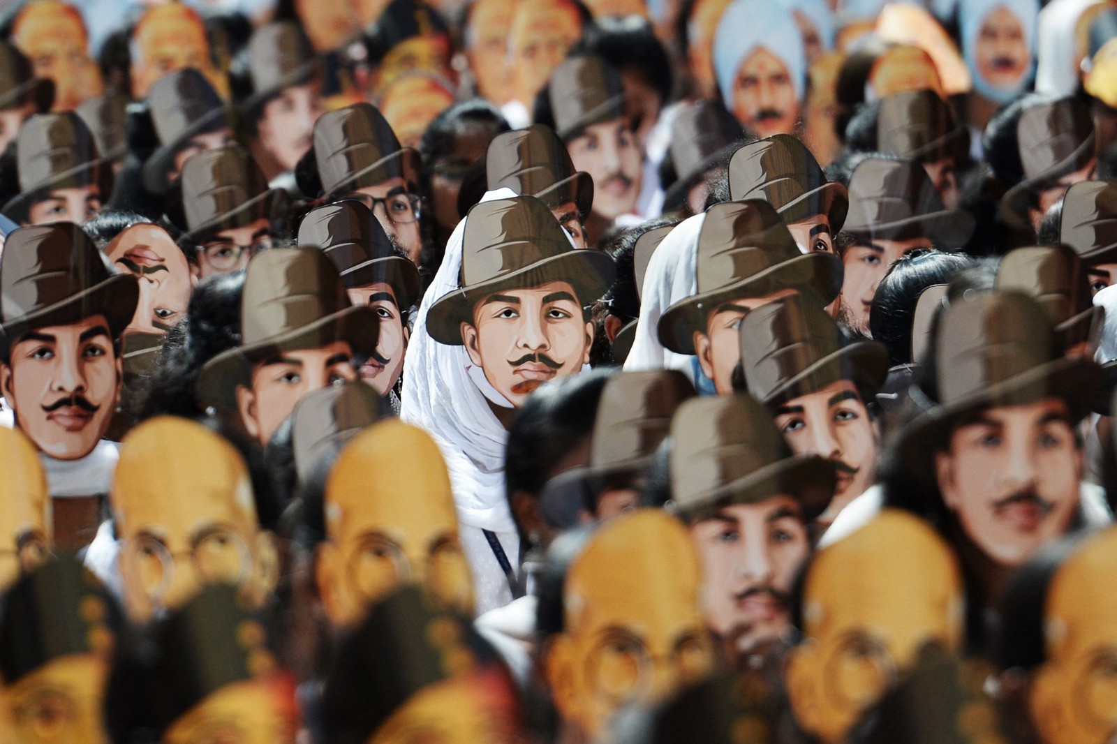 Universitárias usam máscaras faciais de combatentes da liberdade da Índia, antes das comemorações do 75º Dia da Independência do país em Chennai  — Foto: ARUN SANKAR / AFP