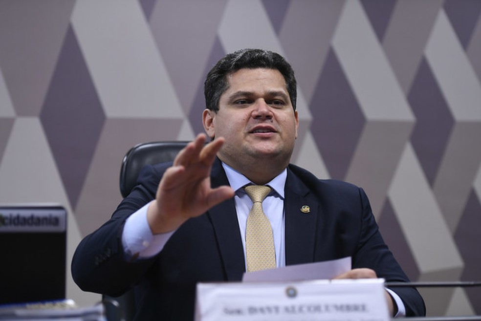 O senador Davi Alcolumbre comanda reunião da Comissão de Constituição, Justiça e Cidadania (CCJ) — Foto: Edilson Rodrigues/Agência Senado