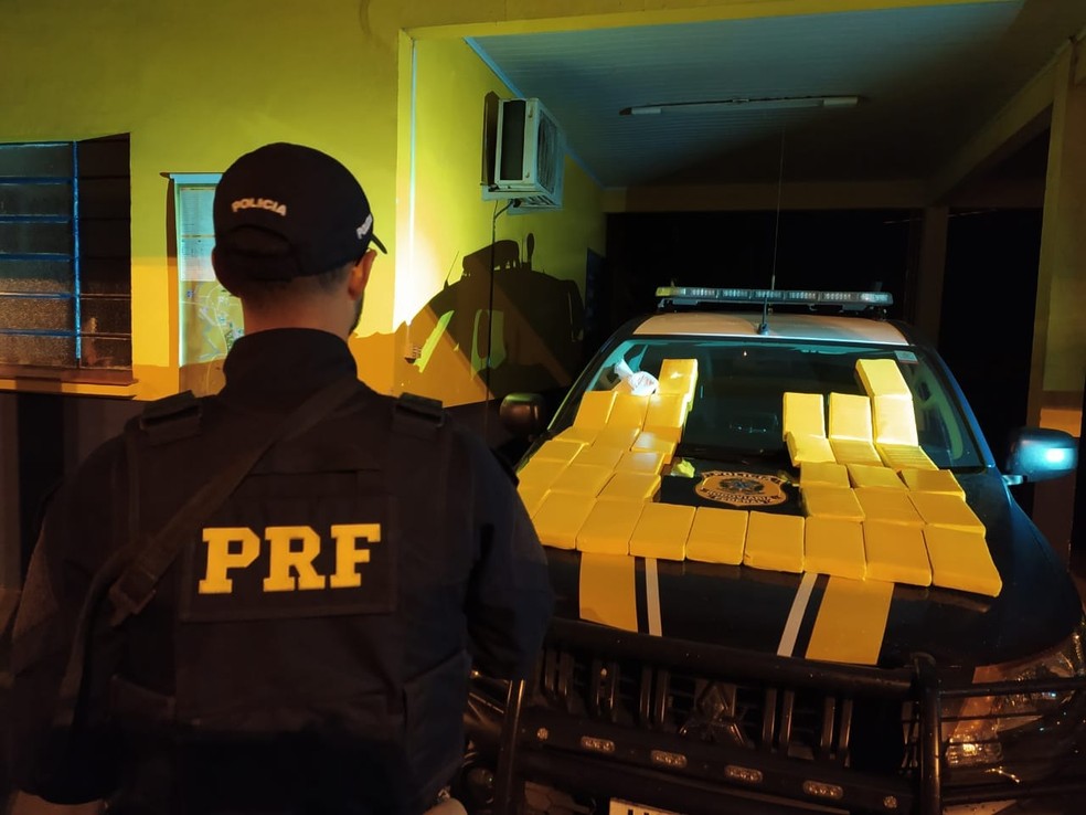 Preso homem de 37 anos que transportava 38 quilos de cocaína na BR-116, em Vacaria — Foto: PRF/Divulgação