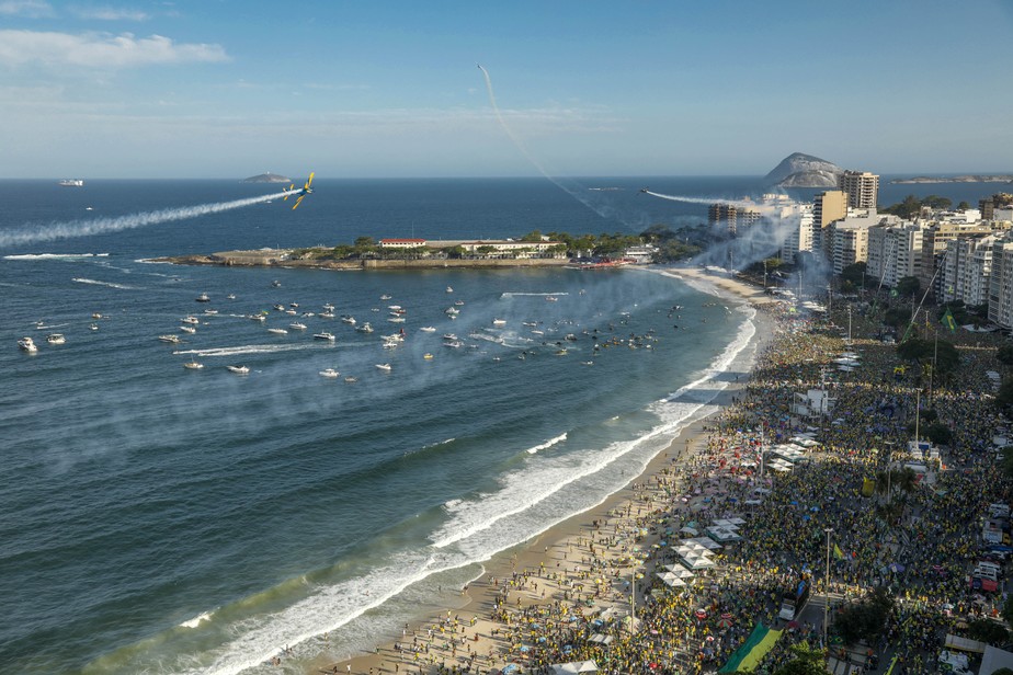 Vista aérea da Praia de Copacabana durante evento militar e manifestação bolsonarista