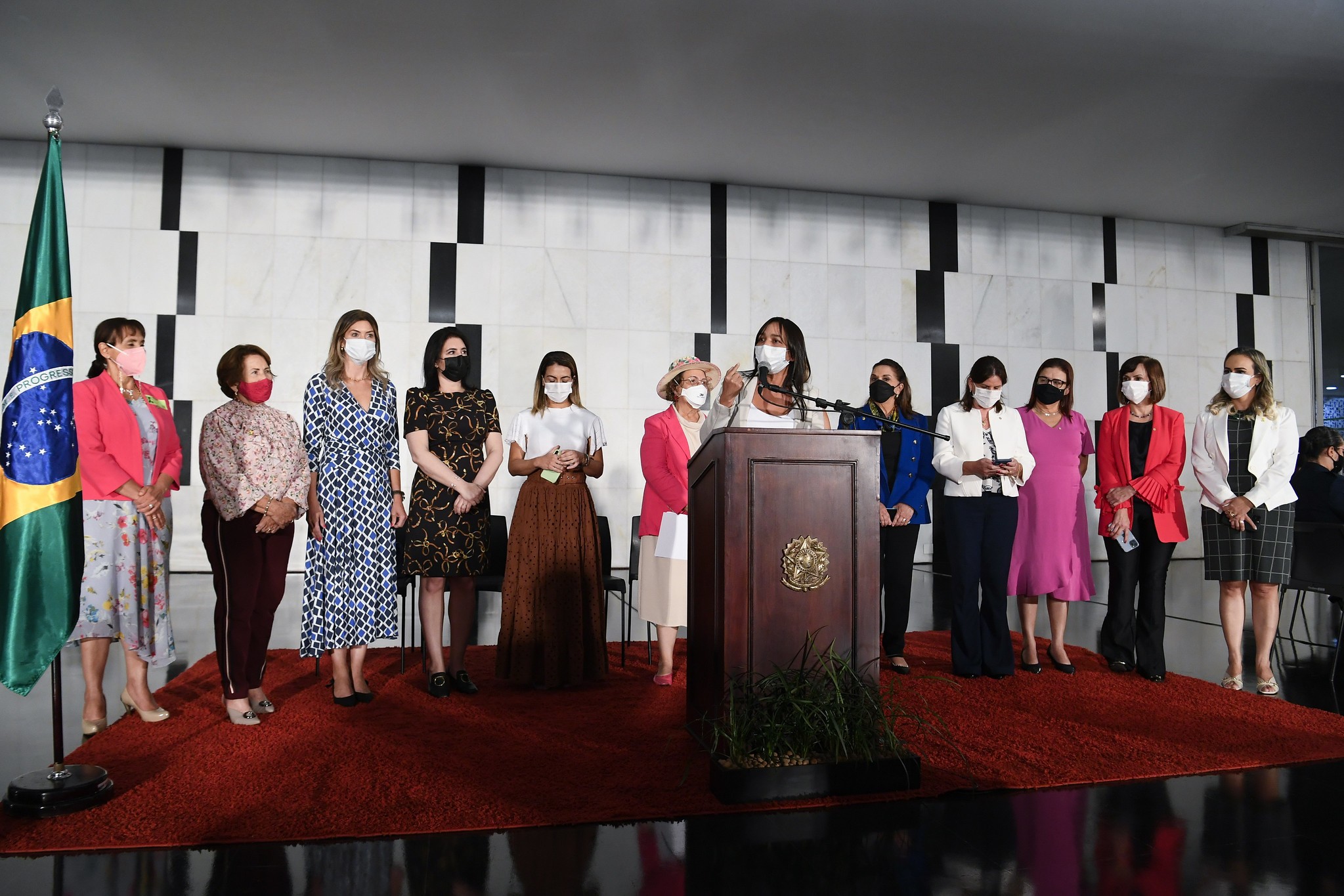 Parlamentares em cerimônia no Dia Internacional da Mulher. Mulheres representam apenas 15% dos assentos nas duas casas do Legislativo (Foto: Marcos Oliveira/Agência Senado)