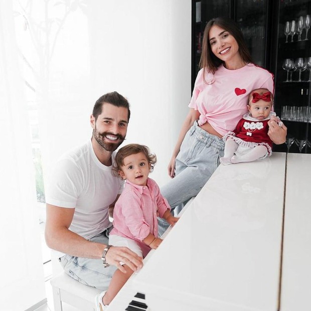 Alok e Romana Novais com os filhos, Ravi e Raika (Foto: Instagram)