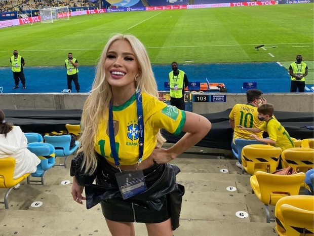Karoline Lima ganhou repercussão internacional comentando jogos do Real Madrid e da seleção brasileira (Foto: Reprodução/Instagram)