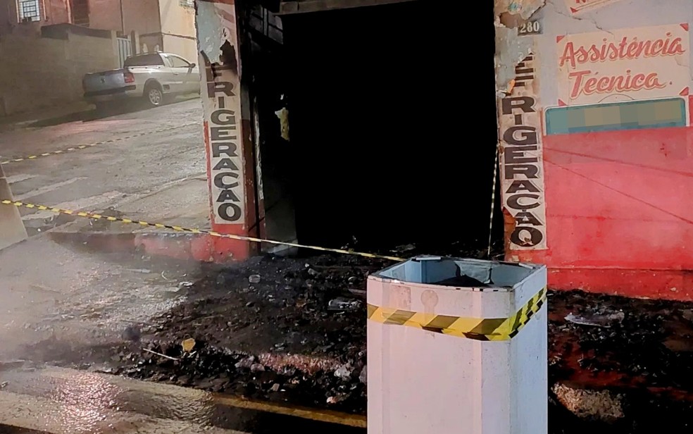 Incêndio atinge oficina de manutenção de eletrodomésticos em Guaxupé, MG — Foto: Corpo de Bombeiros
