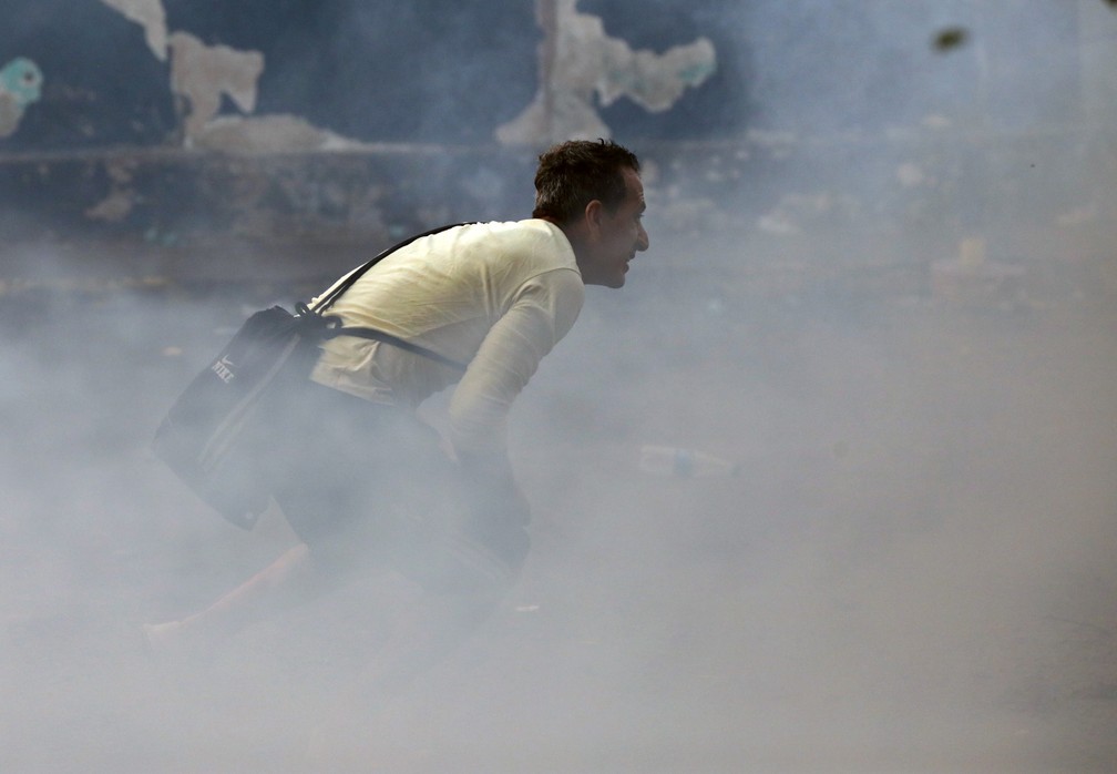 Manifestante protesta contra as forças de segurança em Ureña, na fronteira entre Venezuela e Colômbia, neste sábado (23). — Foto: REUTERS/Andres Martinez Casares