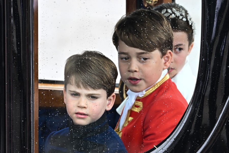 Príncipe Louis, príncipe George e princesa Charlotte em carruagem após coroação do avô, o rei Charles III — Foto: Oli Scarff/AFP