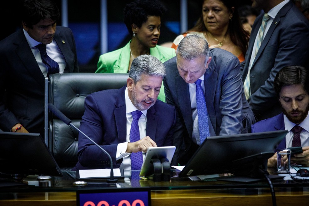 Votação Reforma Tributária na Câmara dos Deputados: o presidente da Casa, Arthur Lira, e o relator  da reforma, Aguinaldo Ribeiro, — Foto: Brenno Carvalho