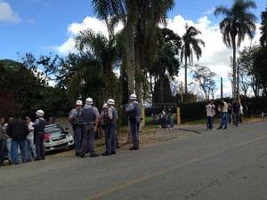 Policiais estão na frente do laboratório Tecam (Foto: Jéssica Pereira/ Arquivo Pessoal)
