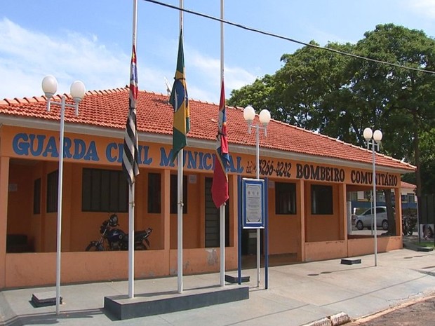 Bandeiras na prefeitura estão à meio mastro devido ao luto  (Foto: Reprodução / TV TEM)