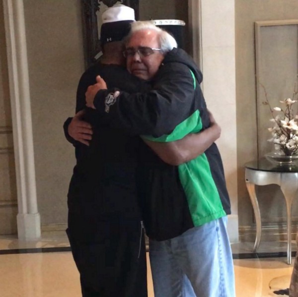 O ator Jamie Foxx abraçado com o pai do homem que ele salvou (Foto: Instagram)