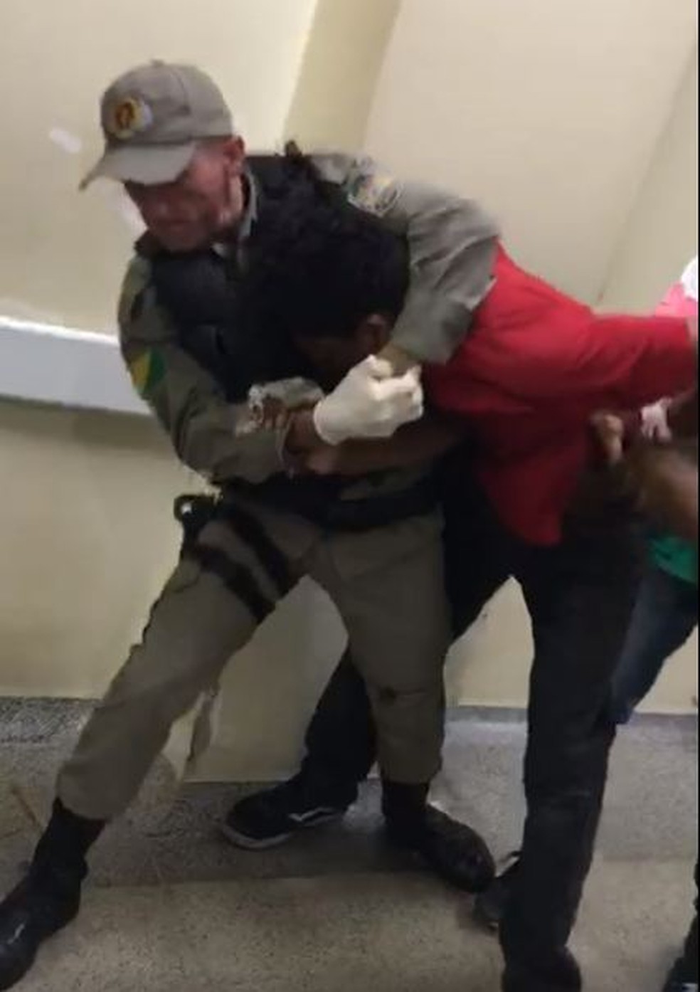 Adolescente se descontrolou ao ver a avó morta e foi contido por policiais e segurança  — Foto: Reprodução