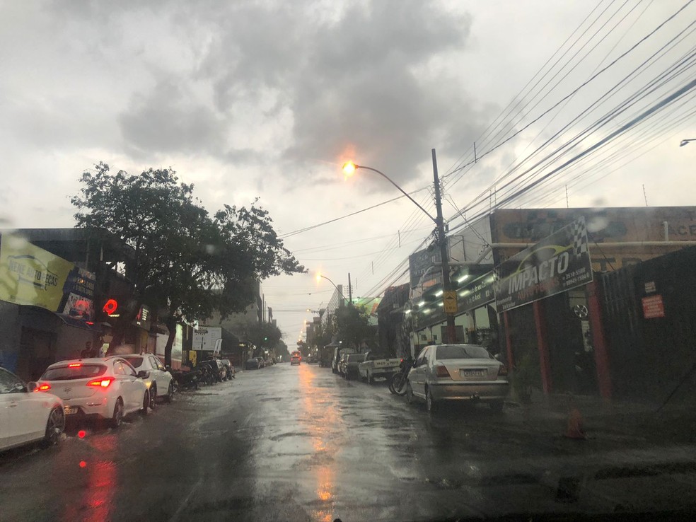 Imagem de arquivo dia chuvoso em Divinópolis — Foto: Evandro Ribeiro/Divulgação