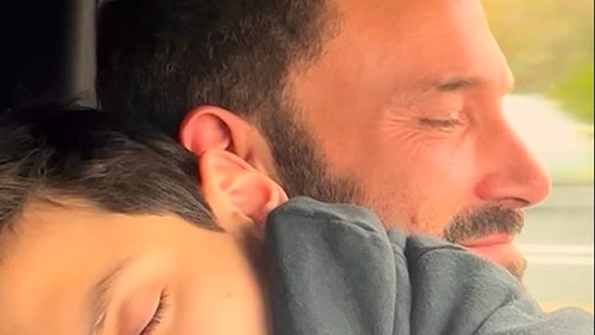 J-Lo desbarata rumores de crise em casamento com foto fofa de Ben Affleck abraçando seu filho