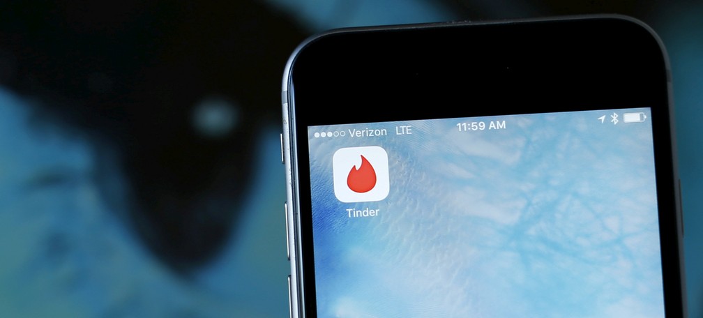 Ícone do aplicativo Tinder aparece em smartphone (Foto: Reuters/Mike Blake)