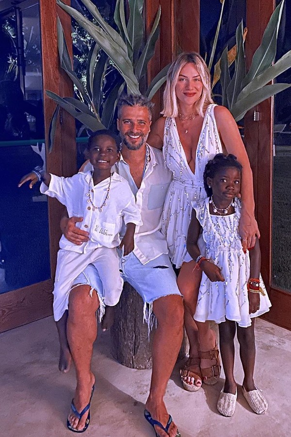 Bruno Gagliasso, Giovanna Ewbank e os filhos na Bahia (Foto: reprodução/instagram)
