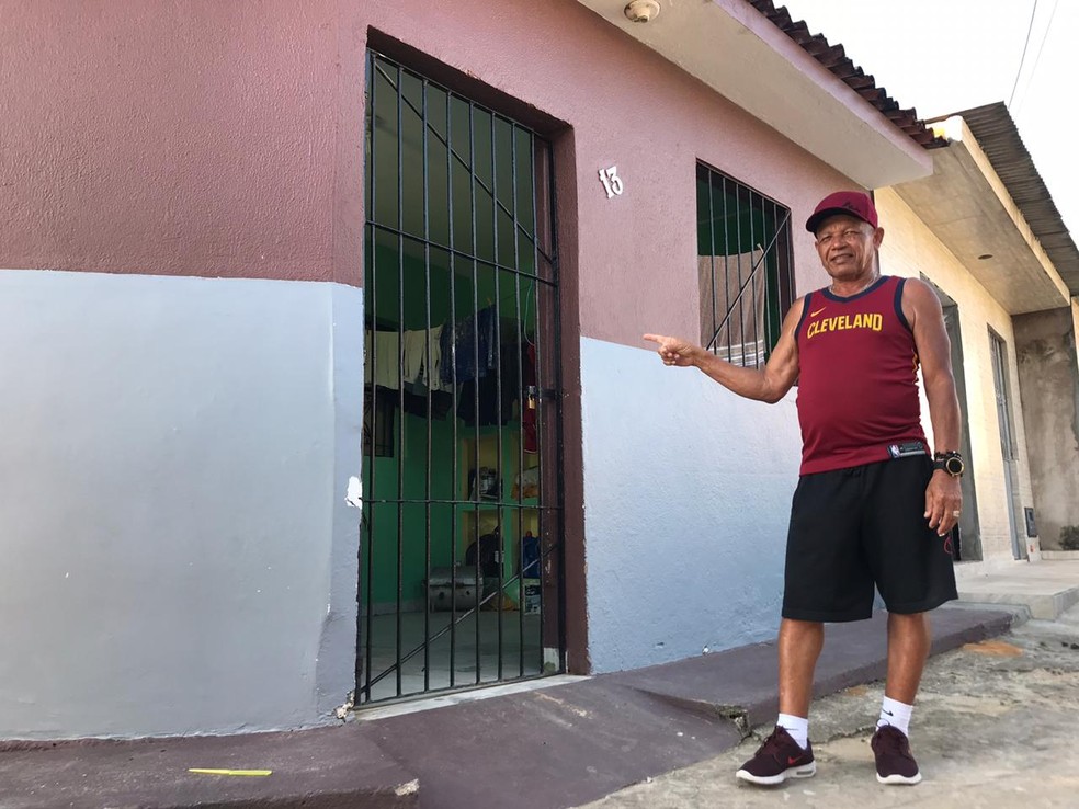 Pai de Pedrinho em frente a casa onde o jogador morou na infância — Foto: Bruno Cassucci