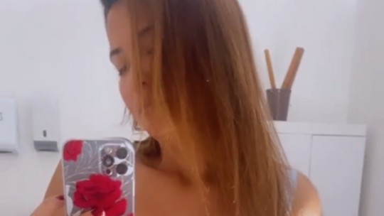 Geisy Arruda exibe corpão com lingerie rendada no espelho