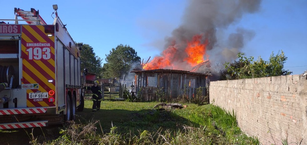 Bombeiros encontraram o corpo da vítima "totalmente carbonizado" — Foto: Bombeiros Militares/Divulgação