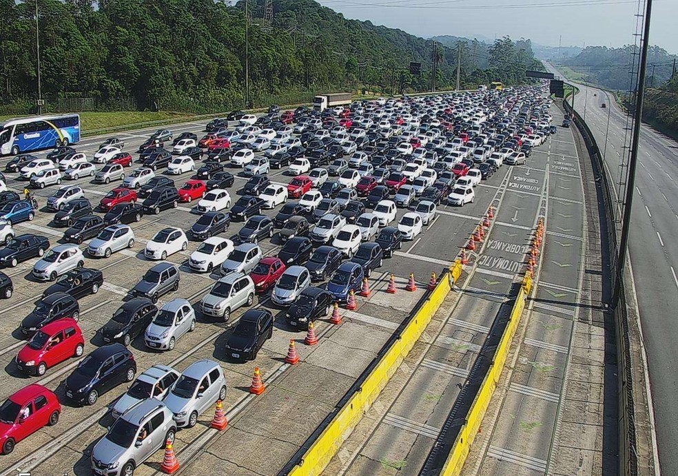 Milhares de veículos descem pela Imigrantes para o litoral paulista na manhã deste domingo (6) — Foto: Reprodução/Ecovias