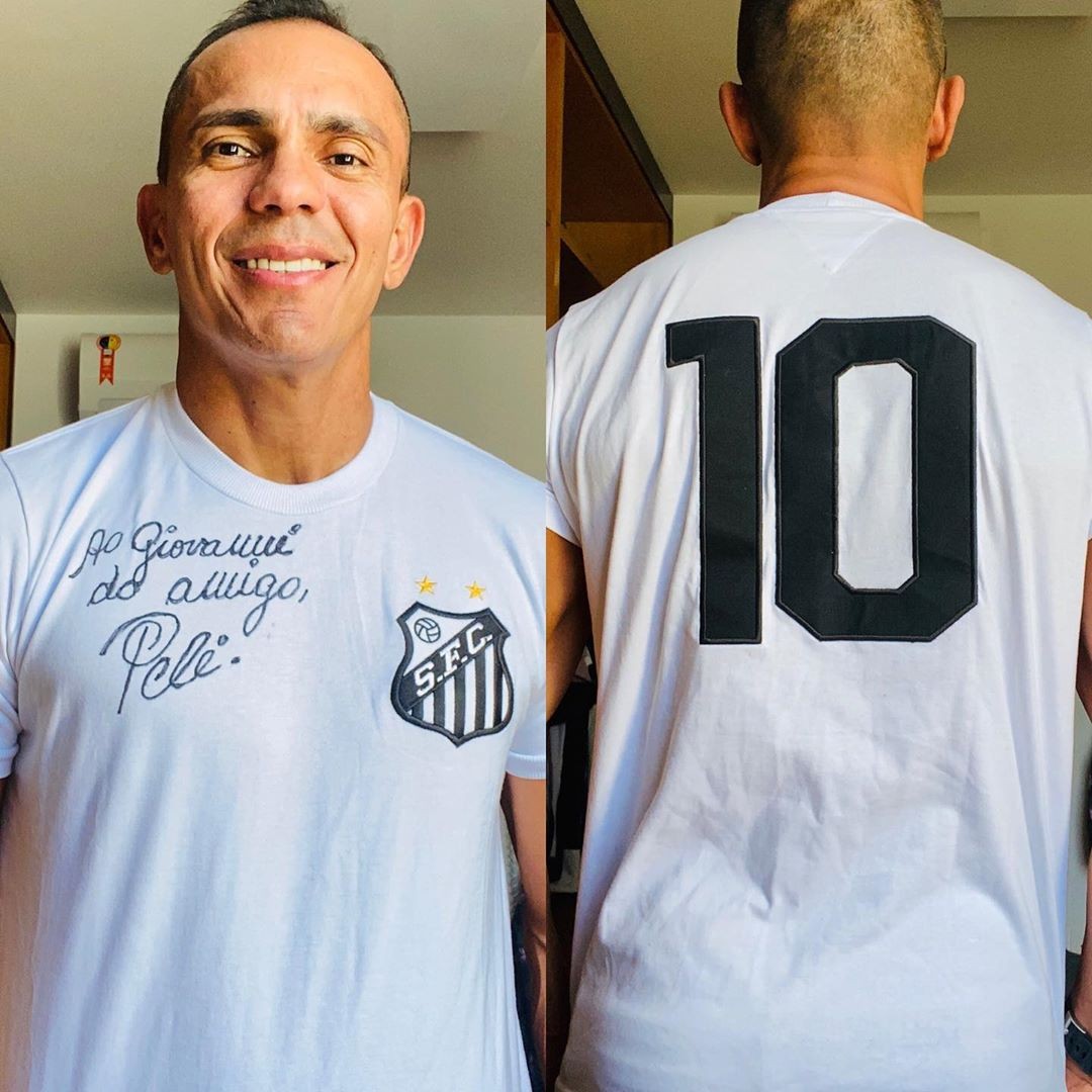 Ex-jogador do Santos, Giovanni Oliveira posta foto com Pelé e recebe camiseta autografada de presente (Foto: Instagram)