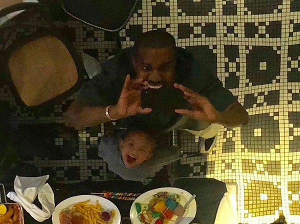 Kanye West na companhia do filho, Saint, durante um jantar em Chicago (Foto: Instagram)