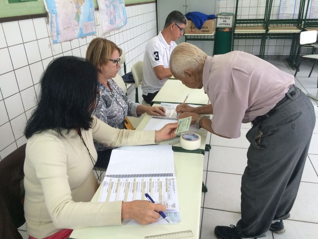 O aposentado João Cabral, de 93 anos, contou que não deixa de votar (Foto: Palloma Spala/Curso de Residência da Rede Gazeta)