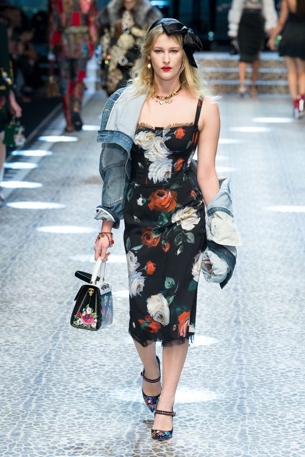 O modelo Dolce & Gabbana ganha a companhia de jaqueta jeans, camuflando braços fora de forma (Foto: imaxtree)