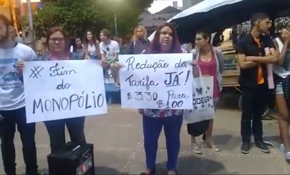 Resultado de imagem para MORADORES DE ITAPERUNA FAZEM MANIFESTAÇÃO CONTRA O AUMENTO DA PASSAGEM DE ONIBUS