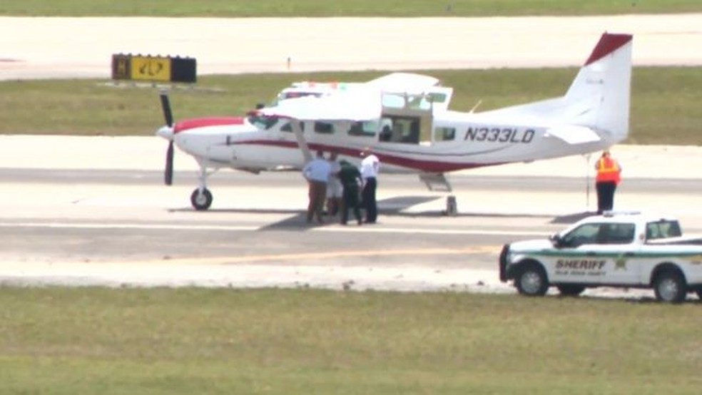 Avião Cessna 208 no aeroporto da Flórida — Foto: CBS/via BBC