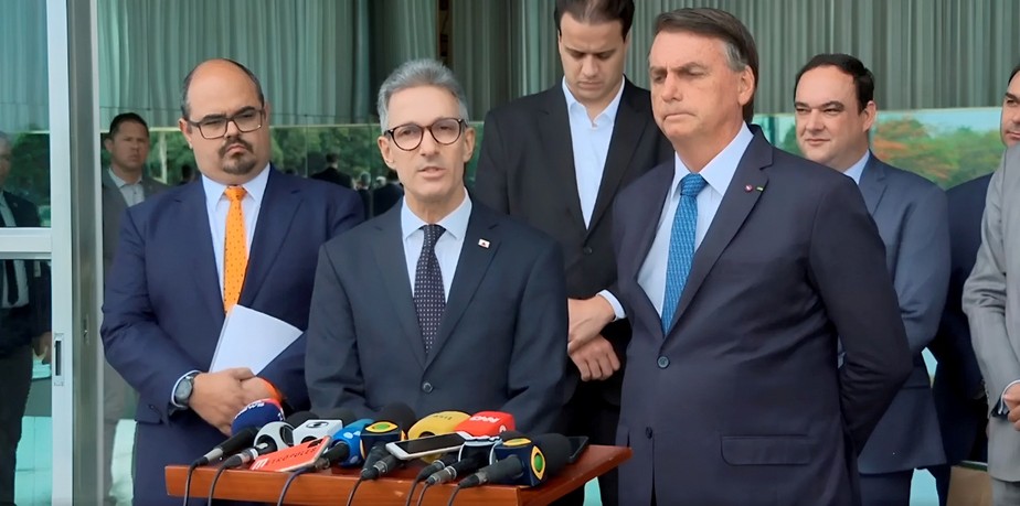 Romeu Zema anuncia apoio a Bolsonaro no Palácio da Alvorada, em Brasília, ao lado do presidente Jair Bolsonaro