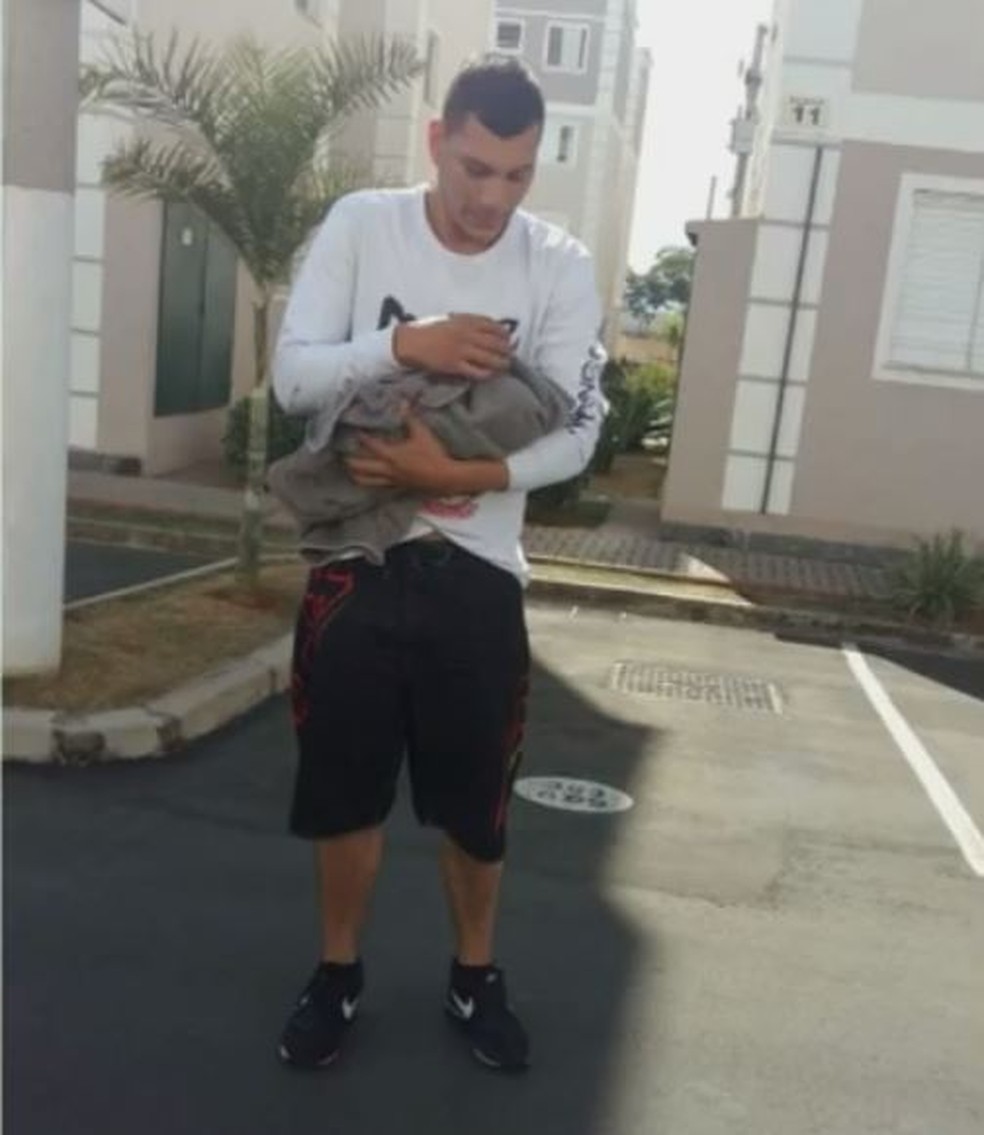 Colombiano tirou foto com bebê antes de deixá-lo na Santa Casa de Limeira (Foto: Reprodução/EPTV)