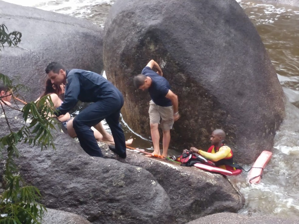 Banhistas foram resgatados pelos bombeiros em cachoeira — Foto: Arcanjo/ Divulgação