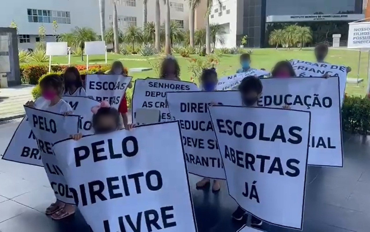Protesto foi realizado por família em frente à Assembleia Legislativa de Cuiabá (MT) (Foto: Reprodução)