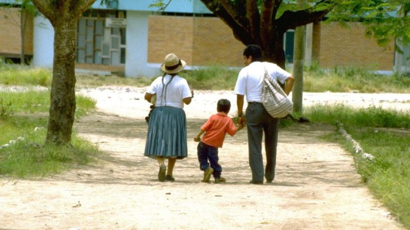 O peruano Luis Fermín Tenorio Cortez (ao centro) foi a última criança vítima do poliovírus selvagem em todo o continente americano (Foto: Armando Waak/OPS via BBC News Brasil)