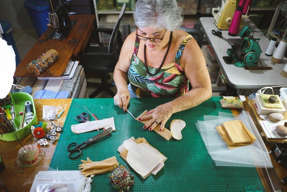 Ilma Brescia de Miranda trabalha como artesã e costura bonecas em Piratininga  — Foto: Ilma Brescia de Miranda /Arquivo Pessoal
