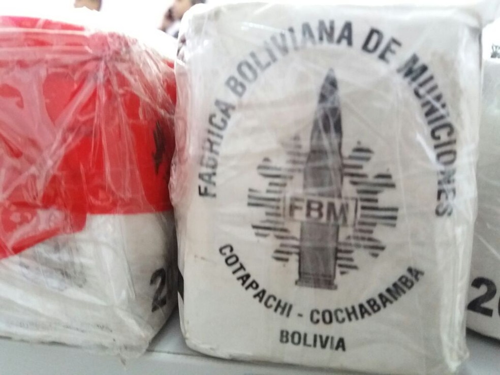 Munições apreendidas pela PRF estavam com a inscrição da Fábrica Boliviana de Munições (Foto: Divulgação/PRF)