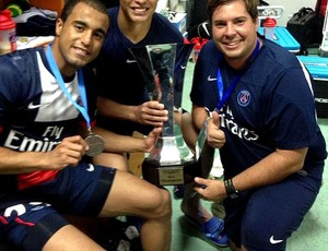 thiago silva e lucas paris saint germain troféu  (Foto: Reprodução / Instagram)
