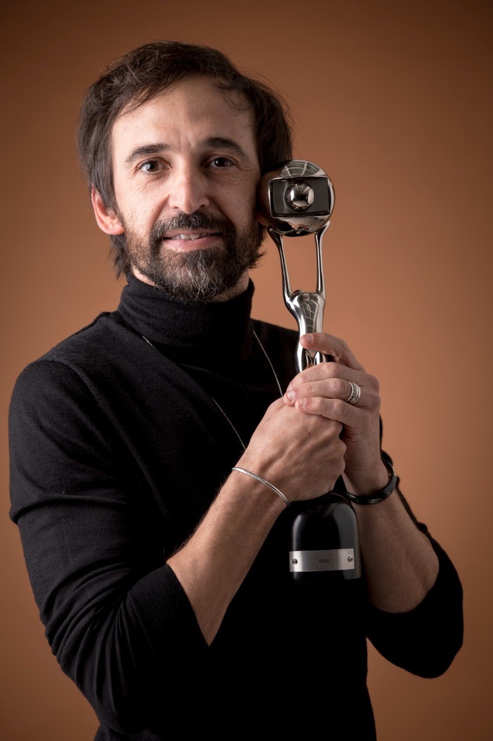 Julio Andrade leva o trofu na categoria Ator de Srie, pelo trabalho como o Evandro de 'Sob Presso'  Foto: Reproduo/TV Globo