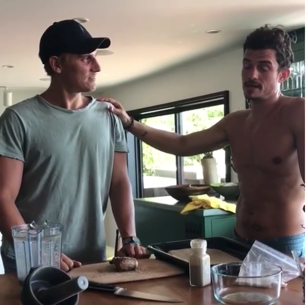 O ator Orlando Bloom conversando com seu personal trainer sobre sua nova dieta (Foto: Instagram)