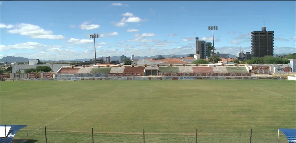 EstÃ¡dio JosÃ© Cavalcanti, em Patos, Ã© um dos que estÃ¡ proibido de receber a presenÃ§a do torcedor â Foto: ReproduÃ§Ã£o / TV Cabo Branco