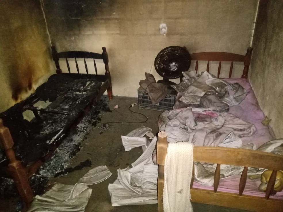As irms foram encontradas dormindo abraadas na cama da menor, que no estava queimada  Foto: Divulgao