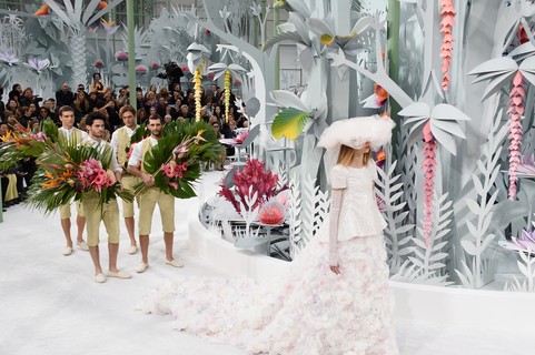 Chanel alta-costura, verão 2016: uma selva de papel