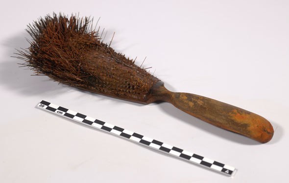 escova de cabelo encontrada com mechas (Foto: Parks Canada)